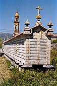 Rias della Galizia, Spagna - Il villaggio di Carnota con la chiesa di Santa Colomba e un horreo lungo ben 35 metri (XVIII)